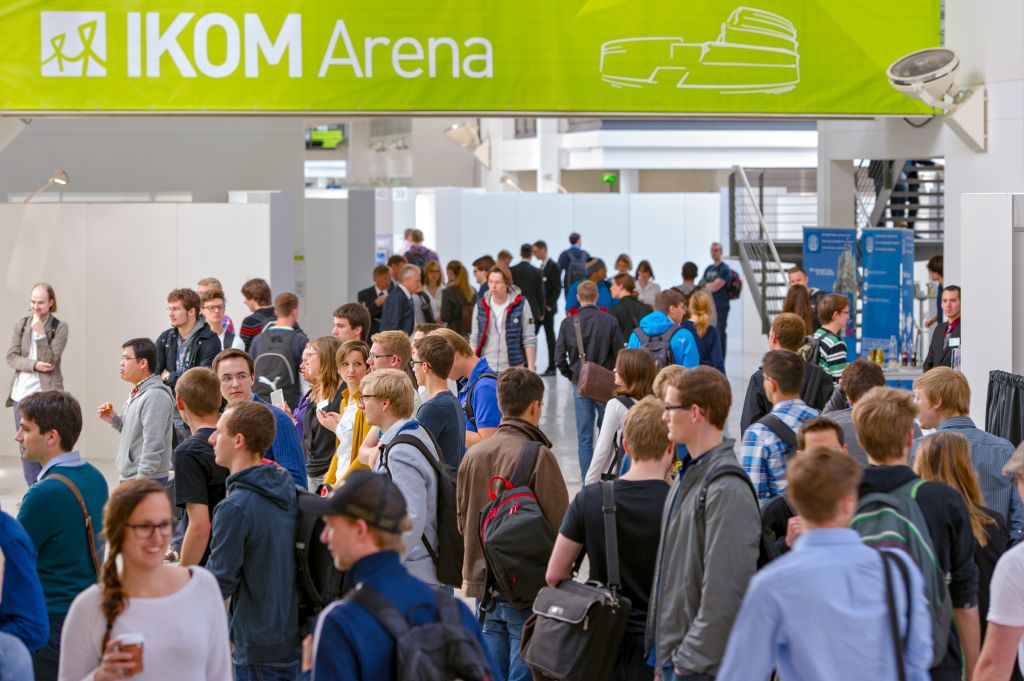 Studierende auf der TUM internen Messe IKOM