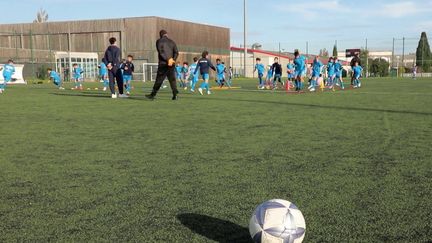 Les voitures d'éducateurs sportifs du club de foot de Colomiers, en Haute-Garonne, ont été incendiées en octobre. Les victimes soupçonnent une vengeance de parents de joueurs. Des violences devenues courantes dans les clubs amateurs.