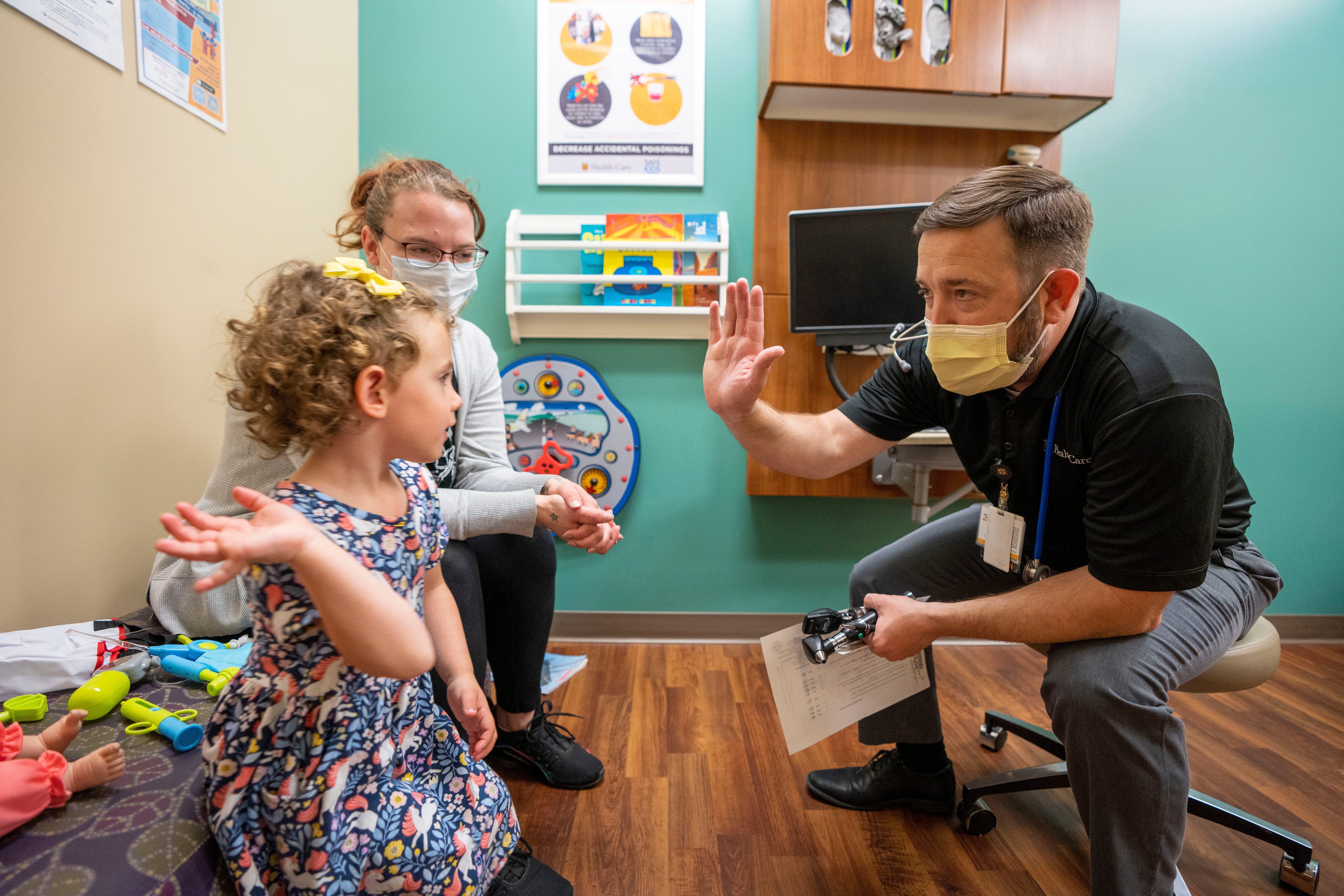 Dr. Nathan Beucke high-fives Jessica Mahurin's daughter, Nylah Mancuso, 3, on April 28 in Columbia, Mo.