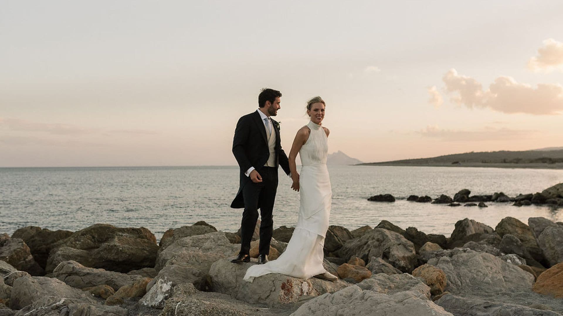 La boda de Ana en Sotogrande: un vestido con texturas y alpargatas planas para casarse junto al mar