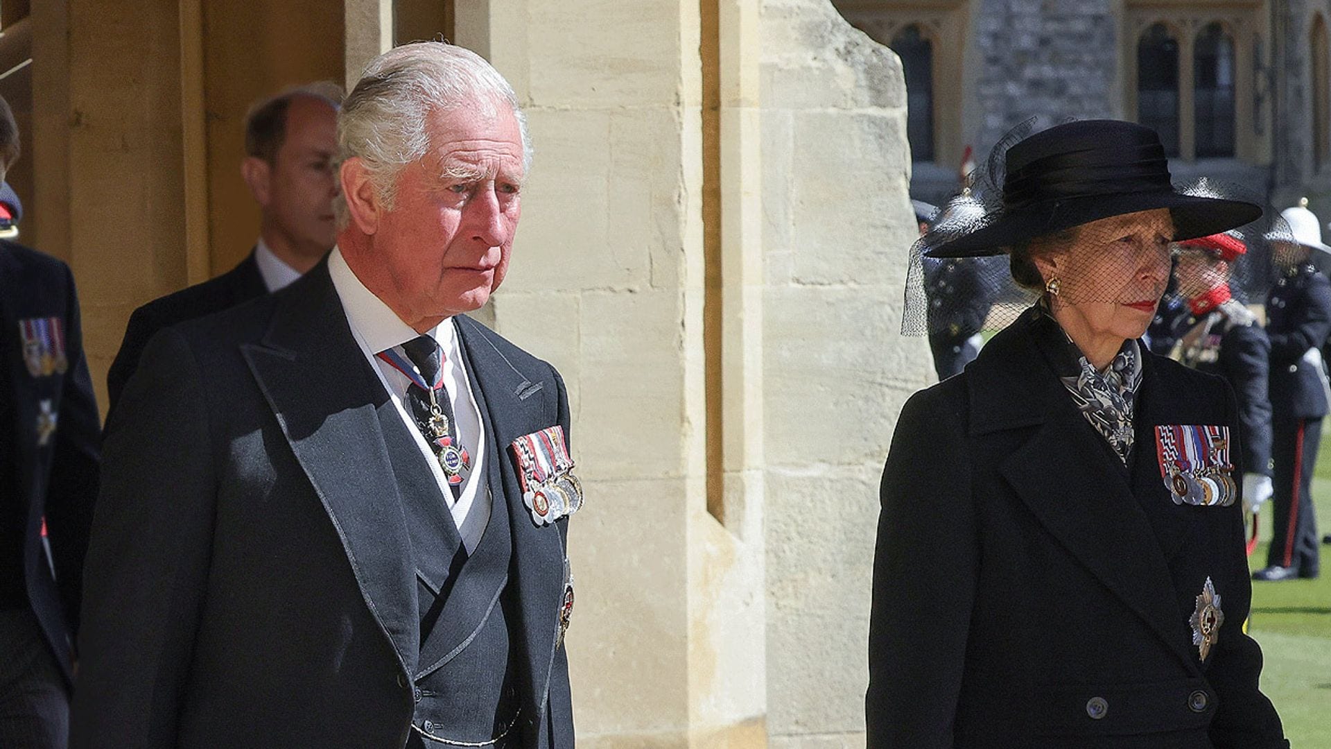 El rey Carlos y la princesa Ana, los únicos miembros de la familia real que acompañaron a la Reina en sus últimas horas