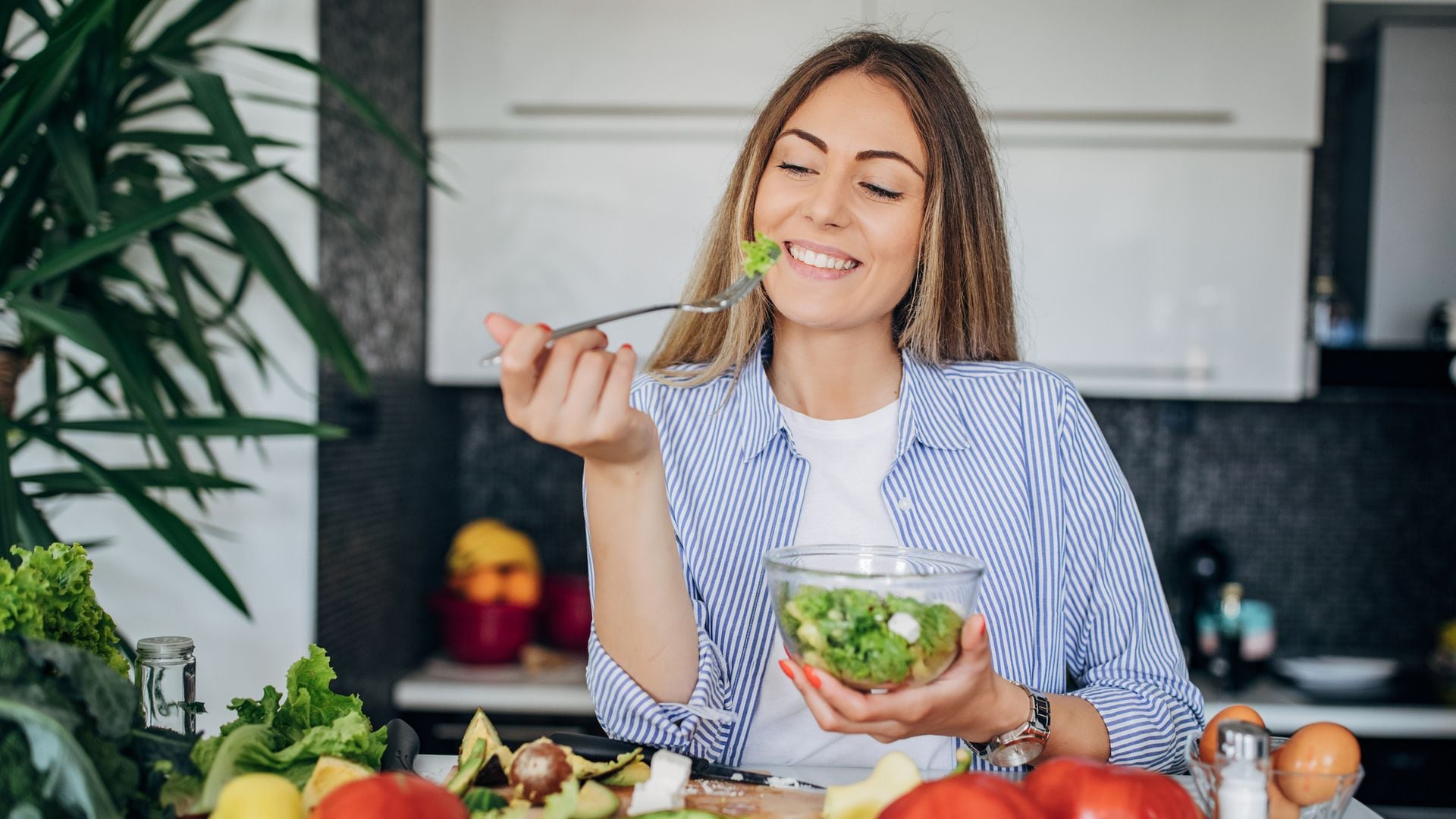 Descubre cómo preparar la ensalada de pepino más rica, saludable y viral del momento