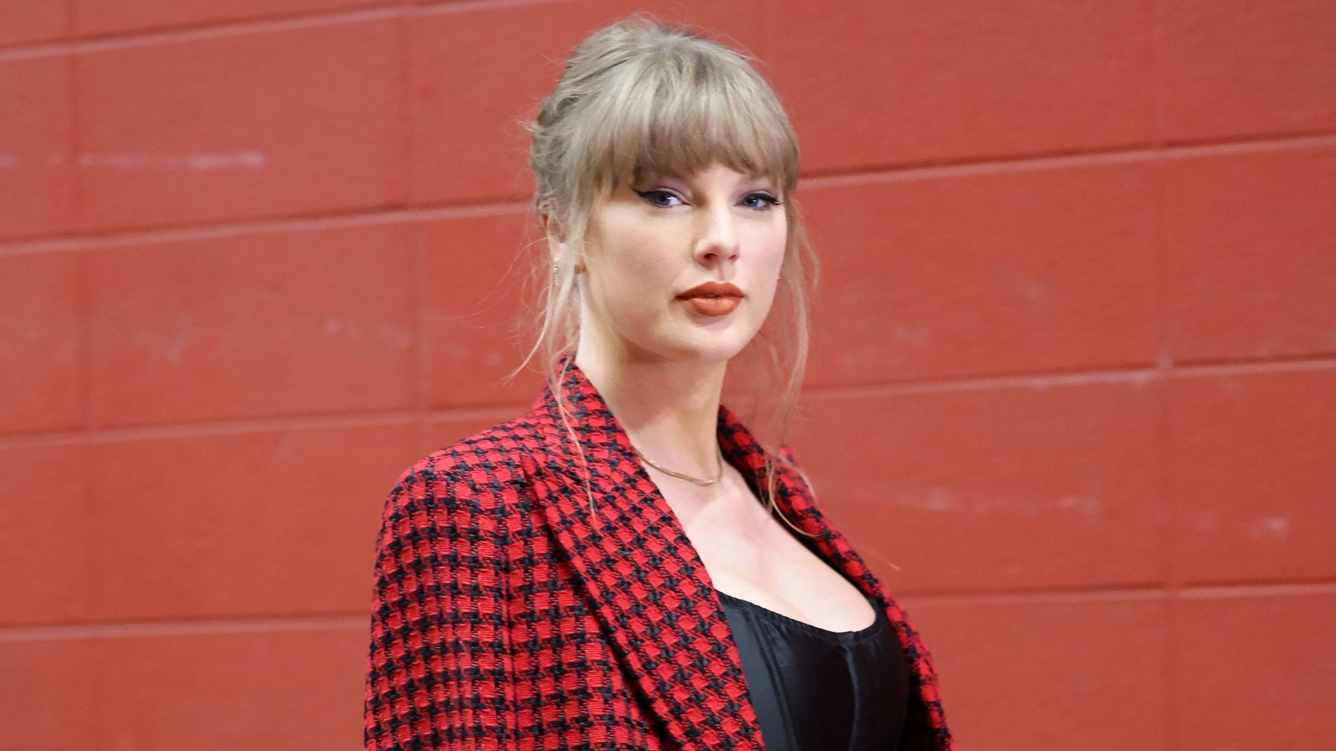 Taylor Swift reaparece con un traje Versace para apoyar a Travis Kelce