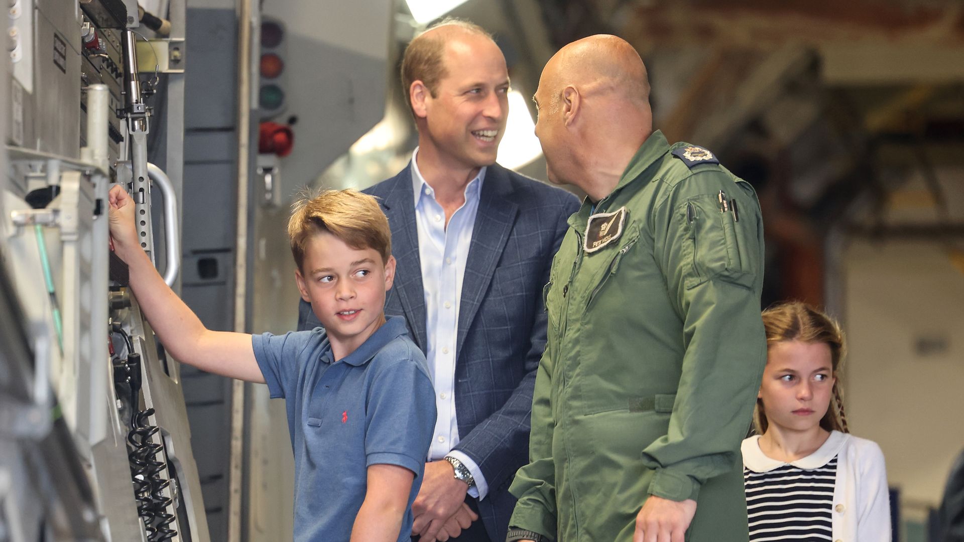 El príncipe George aprende a pilotar y realiza su primer vuelo a los 11 años