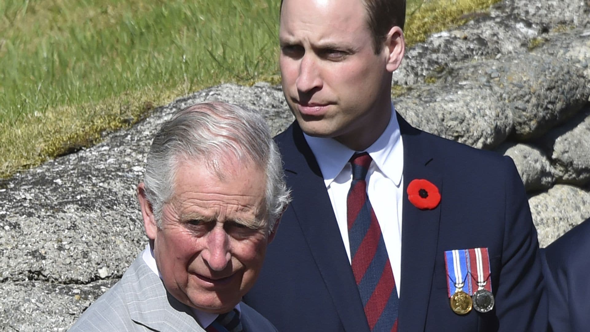 El príncipe Carlos, el duque de Cambridge y el resto de la familia dan el último adiós a Isabel II en Balmoral