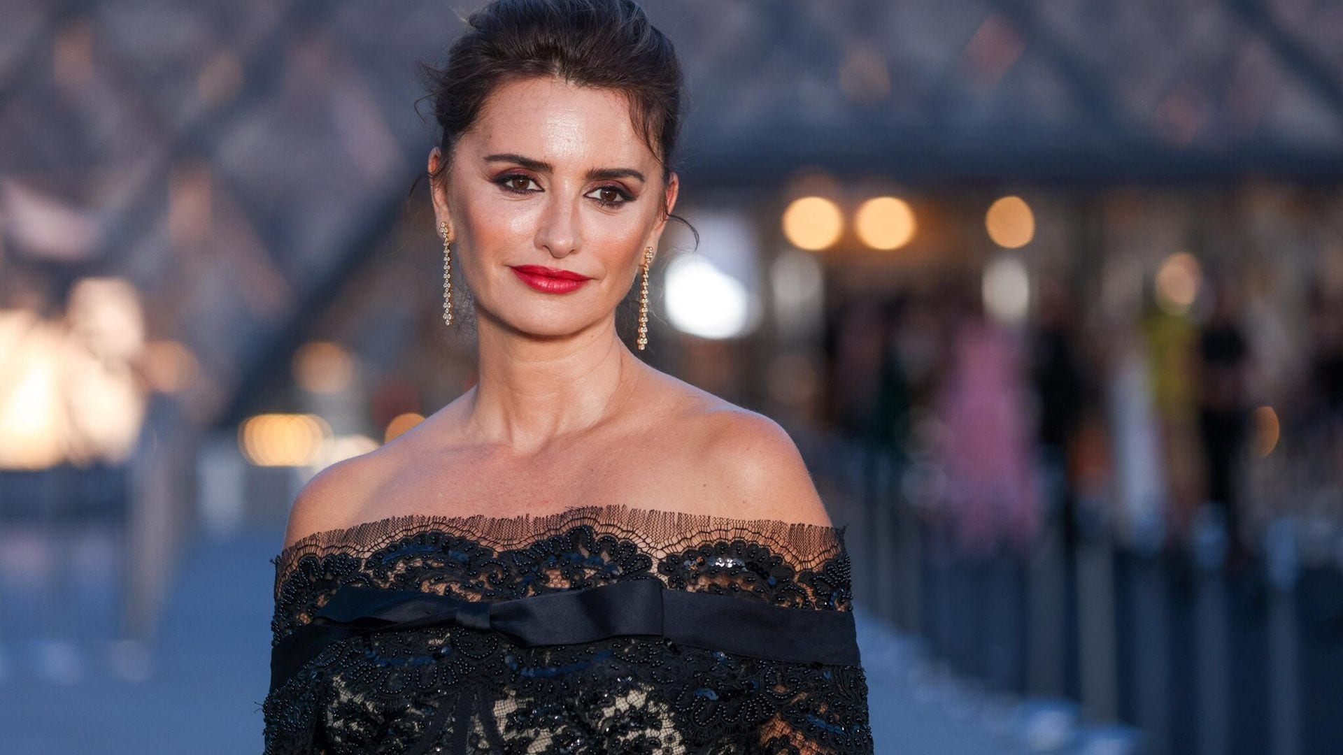 Penélope Cruz deslumbra en ‘total look’ de encaje en el museo del Louvre en París