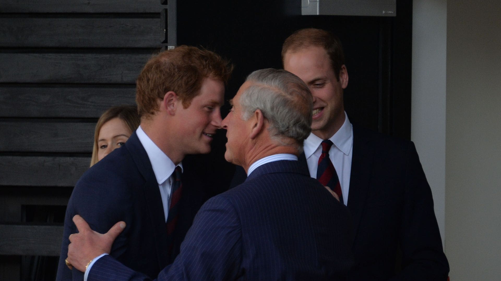 Todo lo que esconden (y lo que enseñan) las felicitaciones de cumpleaños de Carlos III y su heredero al príncipe Harry