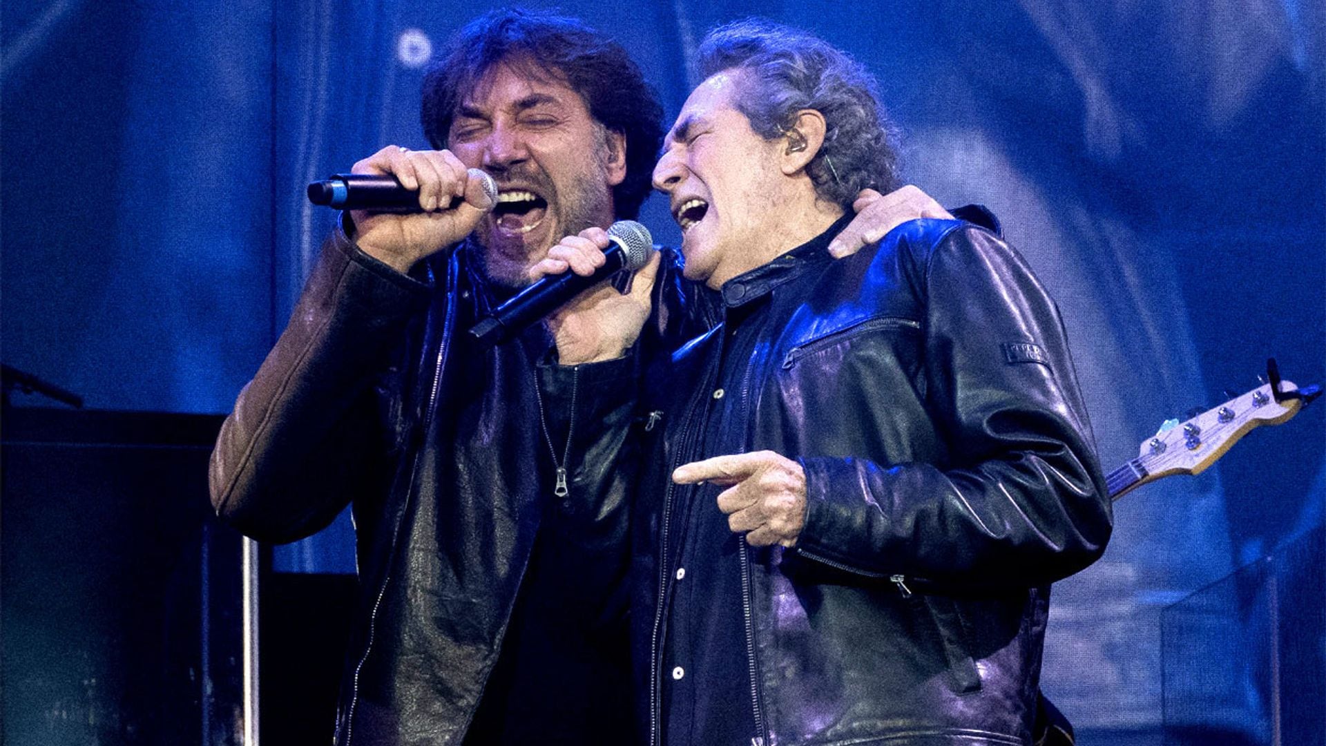 ¡Un cantante de Oscar! Javier Bardem se sube al escenario para darlo todo junto a Miguel Ríos