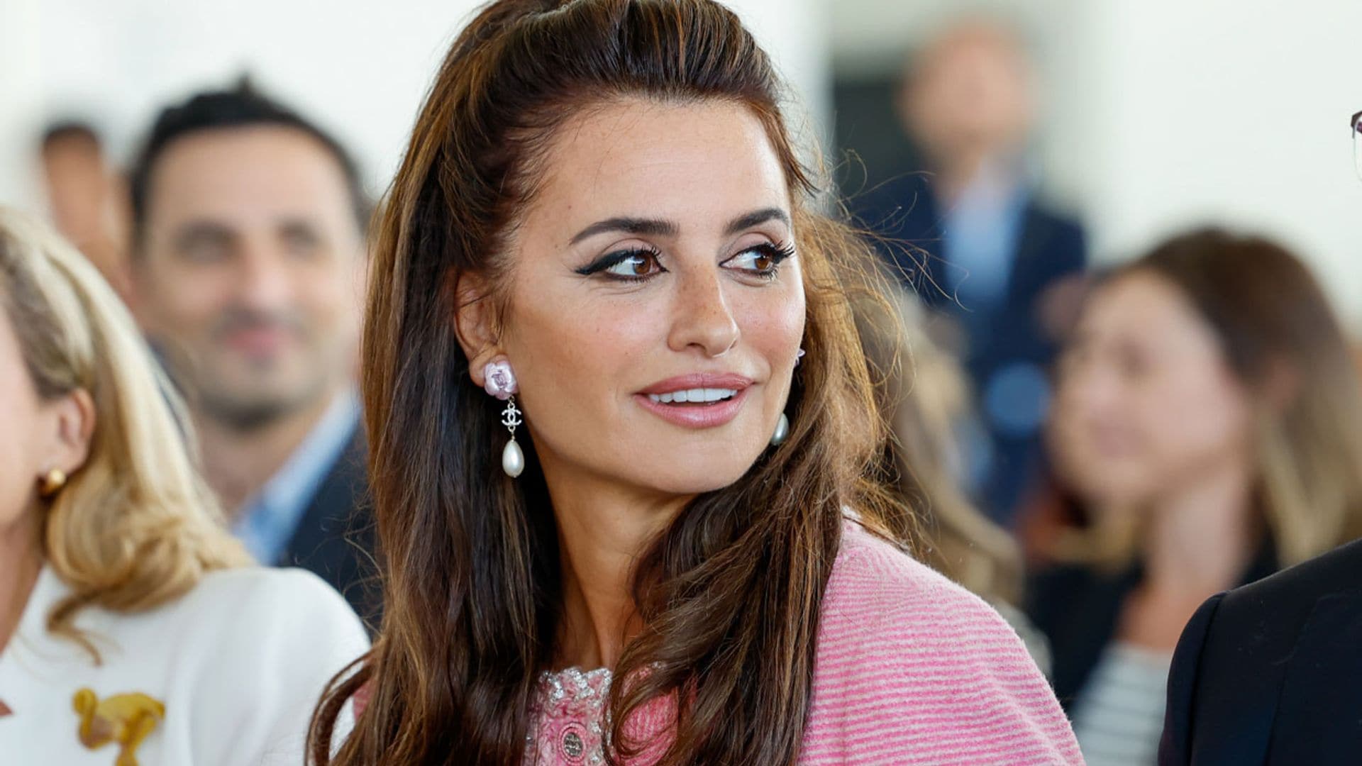 Emocionada y con su look más naíf: Penélope Cruz recibe el Premio Cinematografía 2022