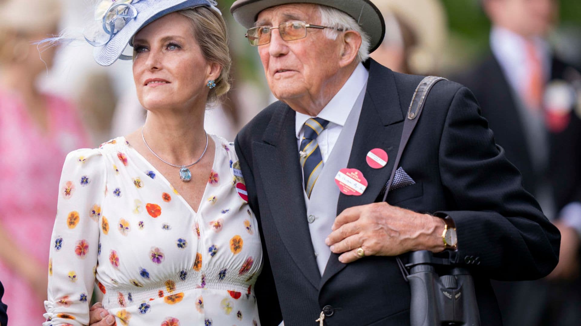 La duquesa de Edimburgo se lleva a su padre, de 92 años, a las carreras de Ascot