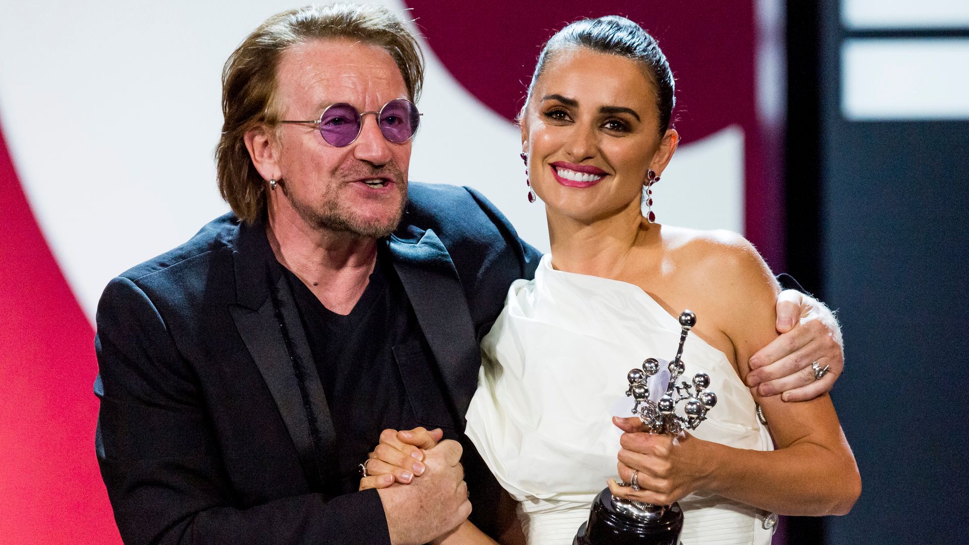 ¡La historia se repite! Así de emocionada recibió Penélope Cruz el Premio Donostia, galardón que se lleva hoy Javier Bardem