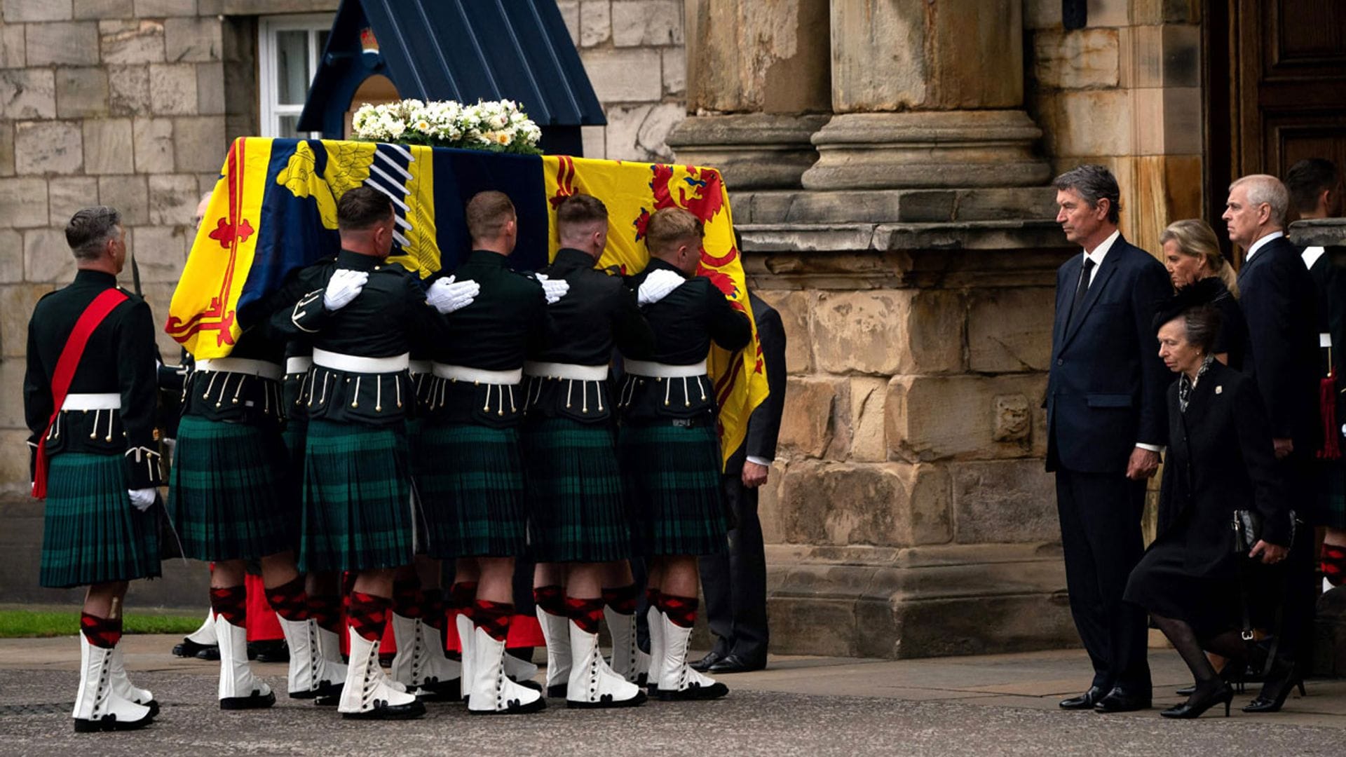 Los restos mortales de Isabel II se encuentran ya en el Palacio de Holyroodhouse, en Edimburgo