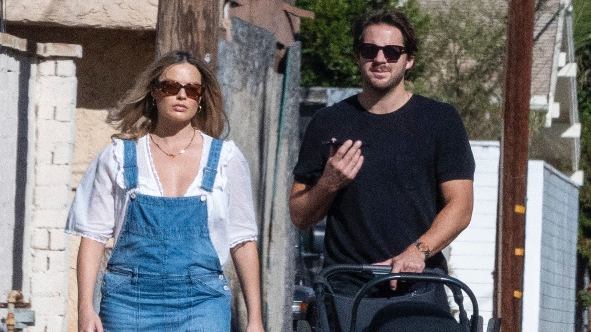 Los primeros 'looks' de Margot Robbie tras convertirse en mamá incluyen un overol y 'ballet flats'