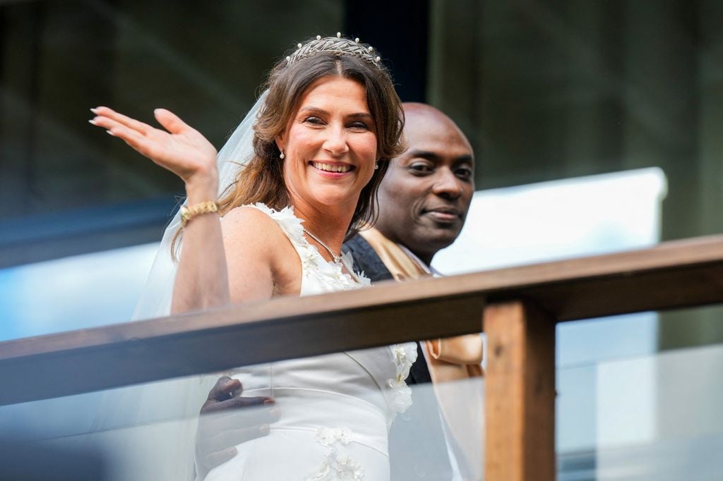 La princesa y el chaman sellaron su historia de amor con una ceremonia religiosa realizada en Geiranger