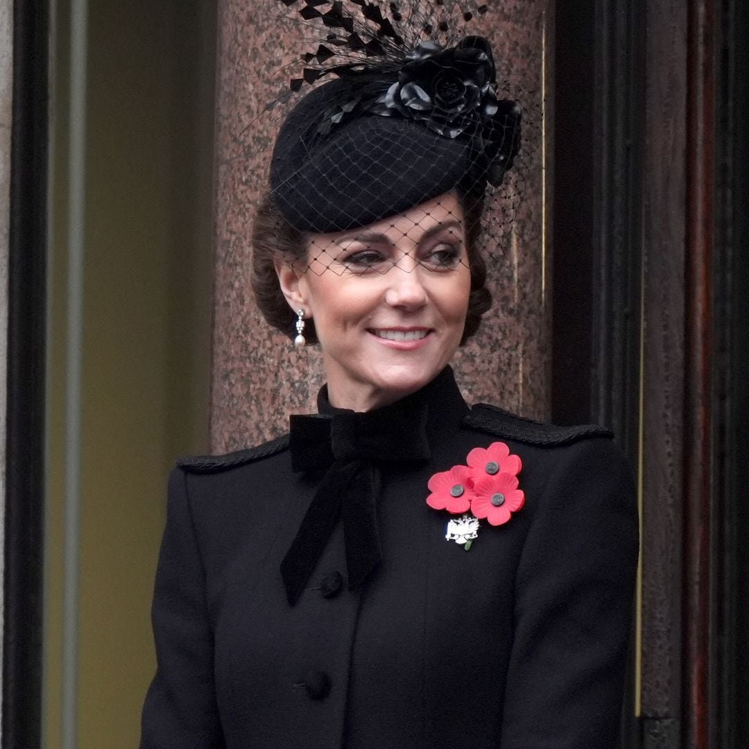 El impecable look de la princesa de Gales: abrigo negro de inspiración militar y tocado de redecilla