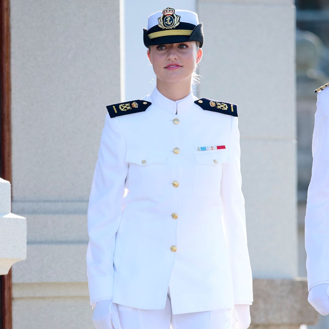 Impecable en uniforme blanco, la princesa Leonor da un importante paso en su formación castrense