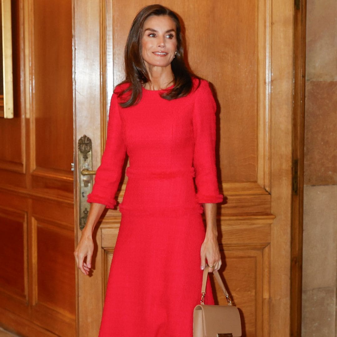 La reina Letizia pone la nota de color al día gris con un nuevo vestido fucsia de 'tweed'