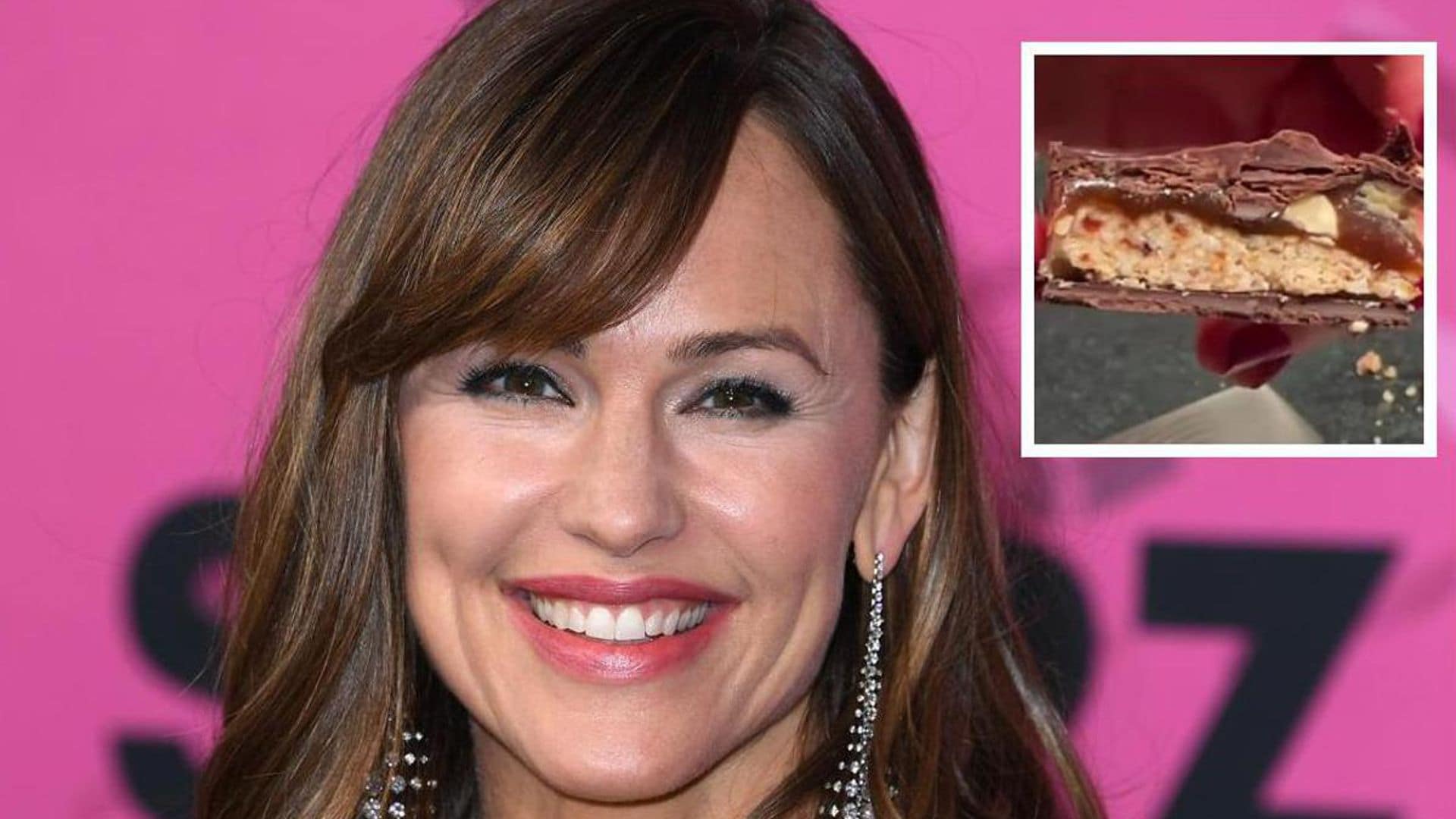 Jennifer Garner makes homemade snickers before skipping the Oscars