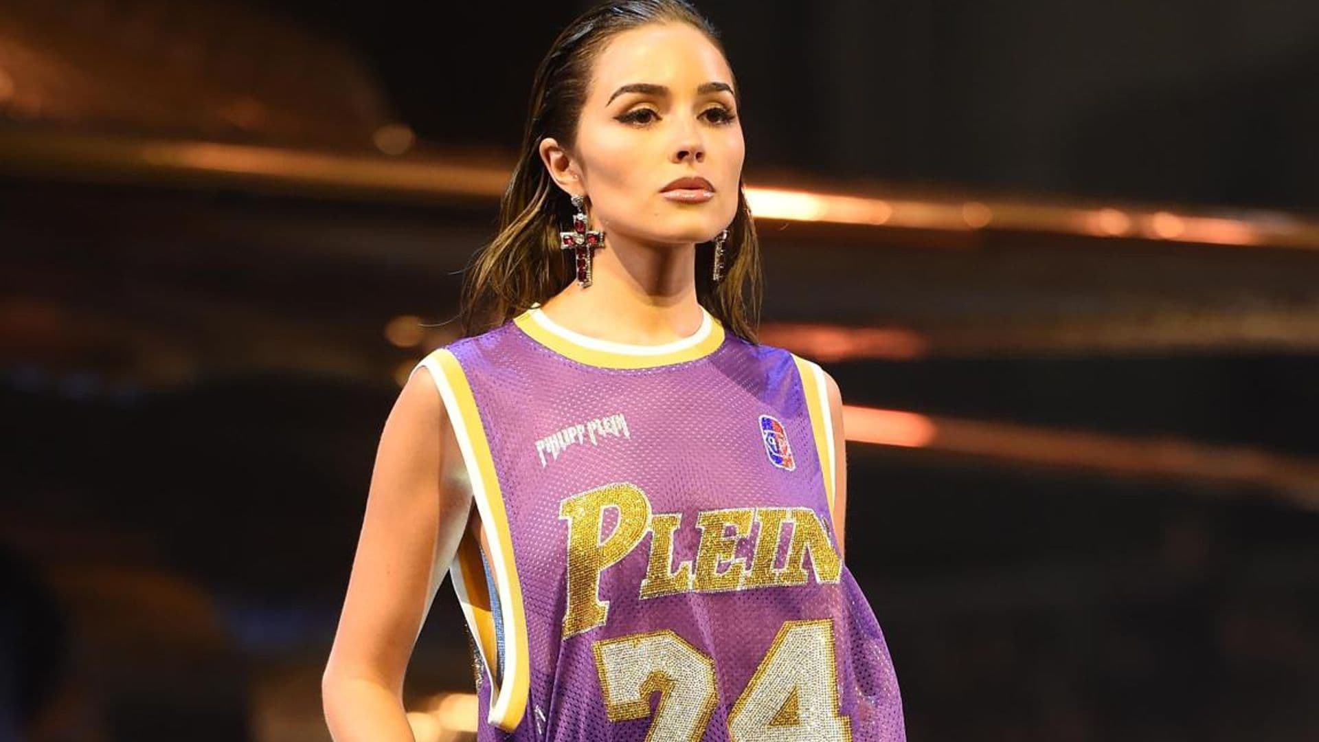 Olivia Culpo pays tribute to Kobe Bryant and Gianna on the runway in Milan