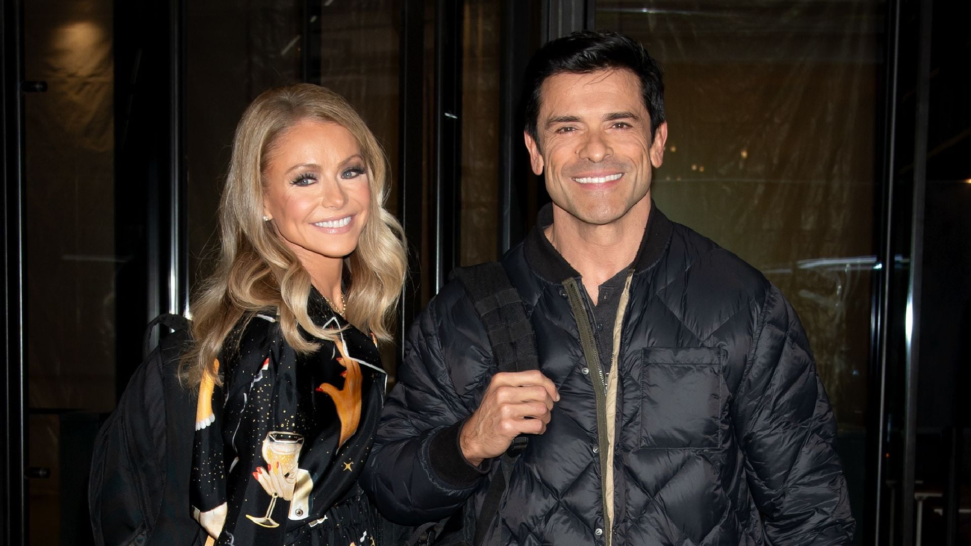 Kelly Ripa kisses Mark Consuelos and shows off his ripped body