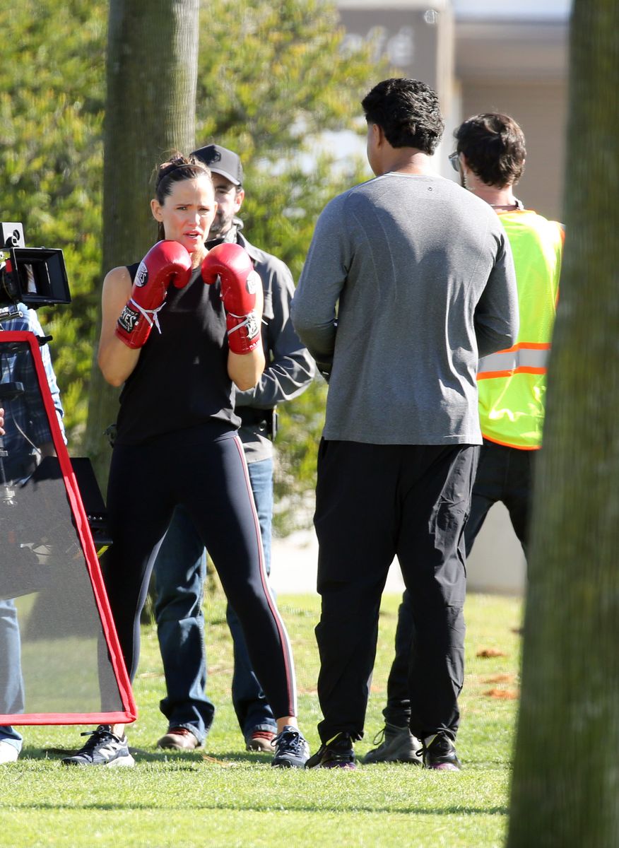 
Jennifer Garner spotted boxing on set of The Last Thing He Told Me in Los Angeles. The American actress showed off her stamina as she boxed on the beach for the season 2 of the popular Apple TV+ series.
