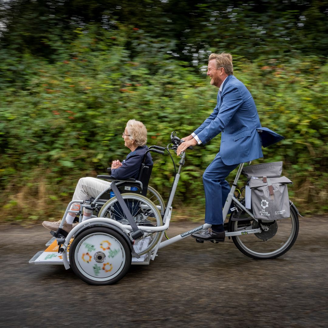 King Willem-Alexander takes a wheelchair bike for a ride: 'I hope you have fastened your seat belt'