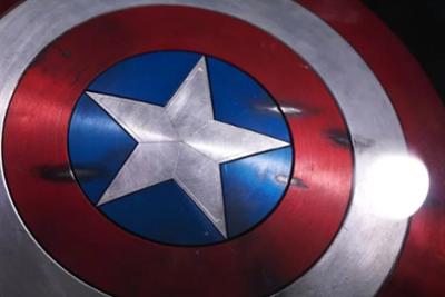 atrezo del escudo del capitan america expuesto en Marvel: Universe of Superheroes