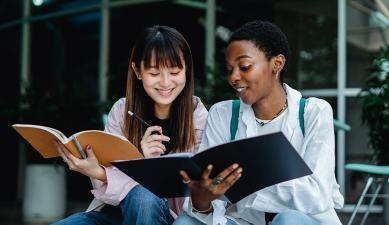 Chicas estudiando para un examen