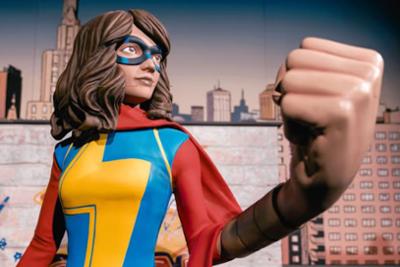 figura de Ms Marvel para hacerte foto con ella en Marvel: Unlimited of Super Hero