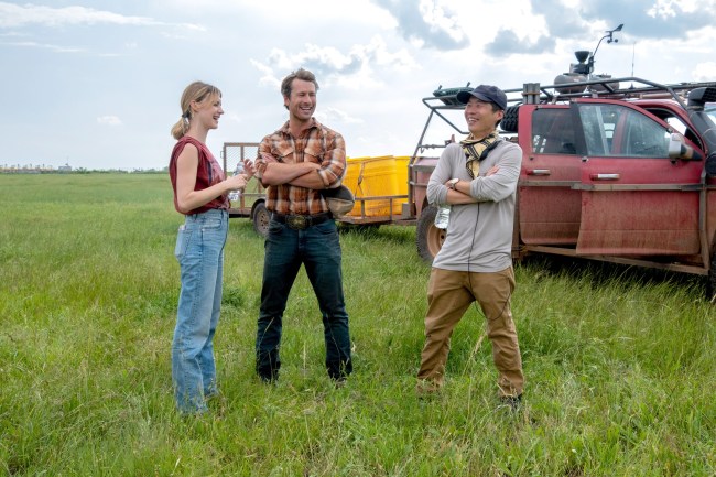 TWISTERS, from left: Daisy Edgar-Jones, Glen Powell, director Lee Isaac Chung, on set, 2024. ph: Melinda Sue Gordon /© Universal Pictures /Courtesy Everett Collection