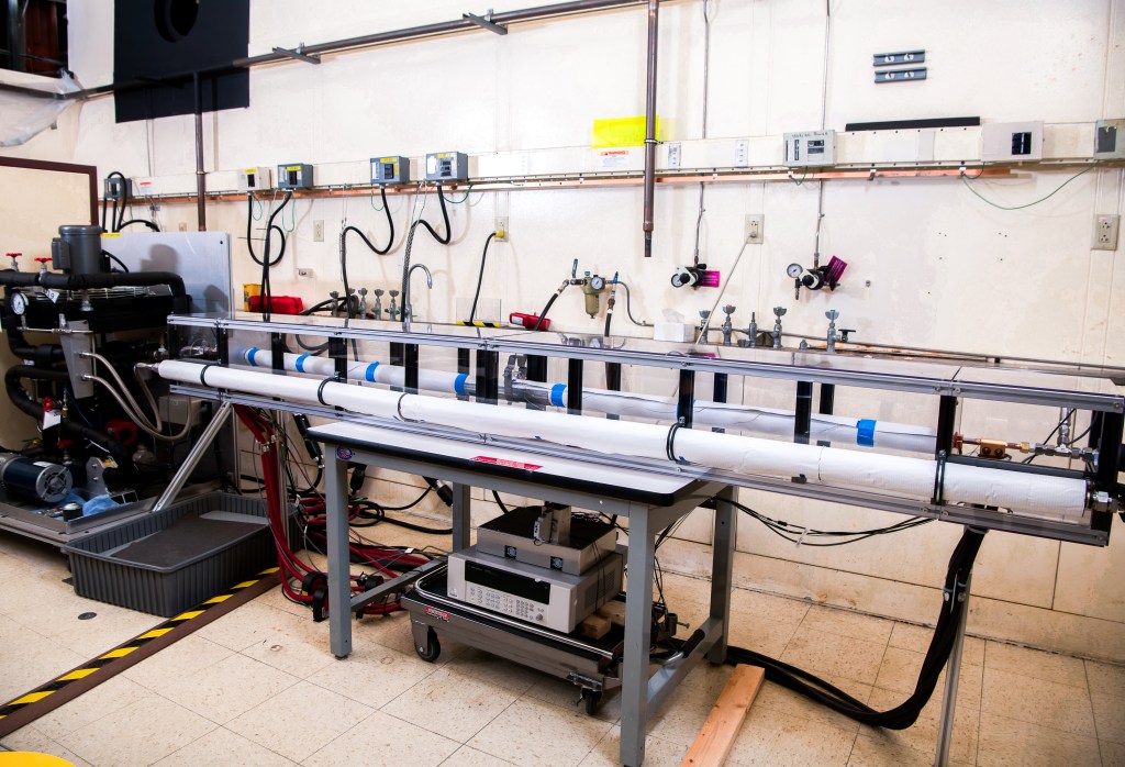 A rectangular rig surrounded by various wires, cables, and machinery.