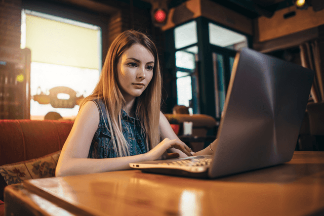 Frau führt DSL Vergleich am Laptop durch